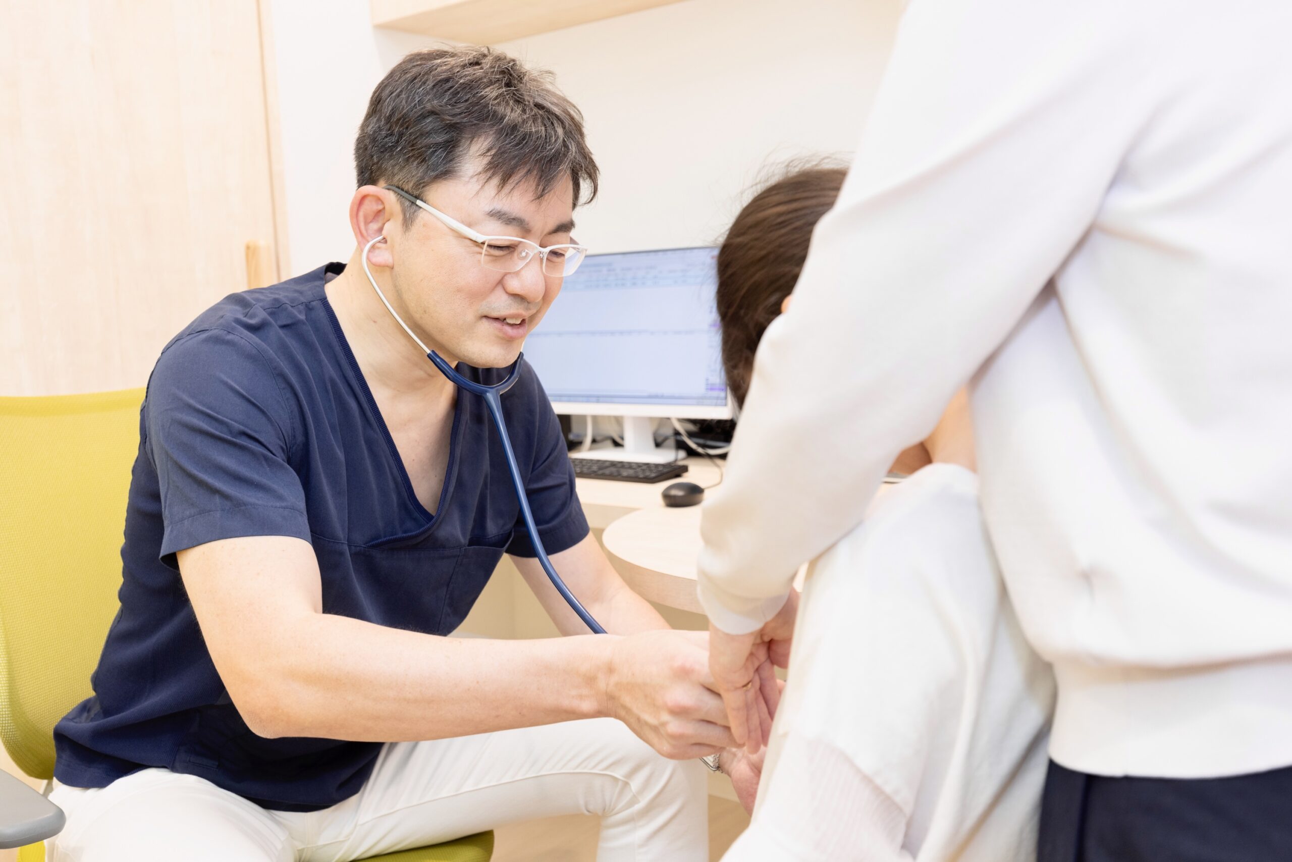 患者さんを診察するもりアレルギーこどもクリニック院長