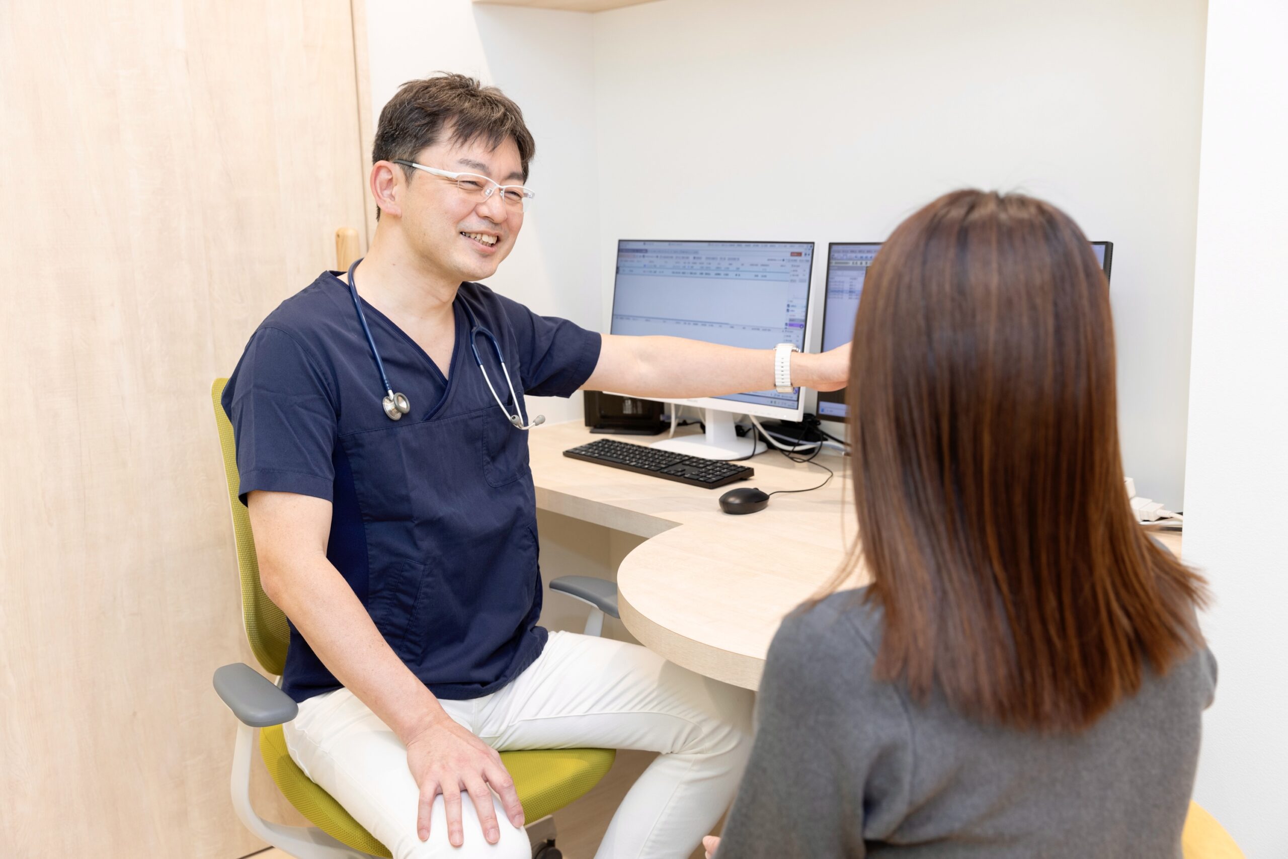 患者さんに丁寧に説明するもりアレルギーこどもクリニック院長